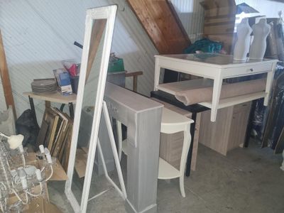 an image of a room with a lot of furniture in it