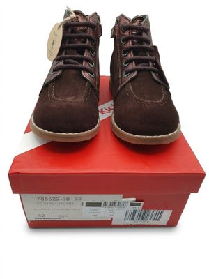 des chaussures pour homme dans une boîte, sur fond blanc