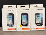 Il y a trois appareils Garmin dans les boîtes posées sur la table