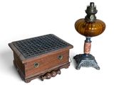 une petite boîte en bois sur laquelle est posée une lampe