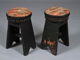 deux tabourets en bois ornés de motifs noirs et orange