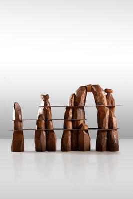 quatre sculptures en bois posées sur une table