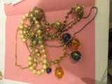 a picture of a picture of a necklace with pearls on it