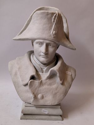 statue of a man wearing a hat with a feather on top of it