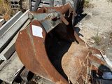 un bulldozer en métal rouillé abandonné sur le bord de la route