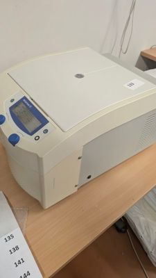 une imprimante posée sur un bureau, à côté d'une pile de papiers