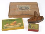 une petite boîte en bois avec l'image d'un bateau et une boîte d'allumettes