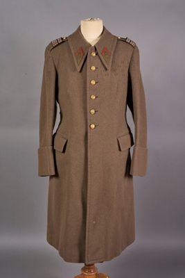 une photo d'un manteau militaire sur un mannequin