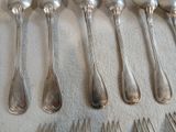 beaucoup de cuillères et de fourchettes en argent sur une table