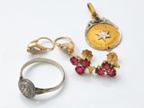 deux bagues, un pendentif et une bague ornée d'une étoile