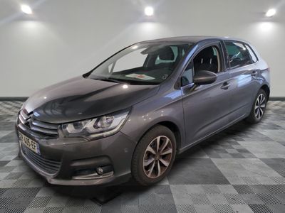 la citrole grise est garée sur un carrelage en damier