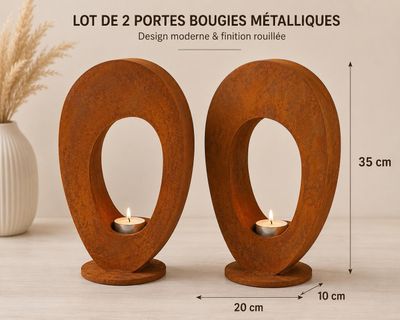 des bougeoirs en bois contenant des bougies, posés sur une table à côté d'un vase