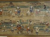tableau représentant un groupe de personnes sur une plage, avec un bateau en arrière-plan