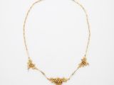 un collier en or sur fond blanc