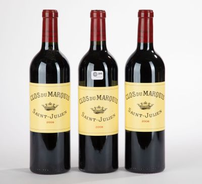trois bouteilles de vin rouge posées l'une à côté de l'autre sur une surface blanche