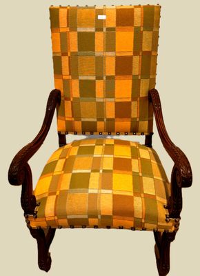 Fauteuil Louis XIII en noyer recouvert d’un tissu géométriqu…