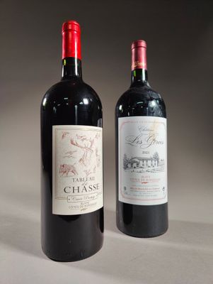 deux bouteilles de vin posées l'une à côté de l'autre sur une table
