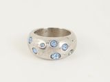 un gros plan d'une bague en argent sertie de pierres bleues