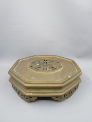 une image représentant une assiette en or sur fond blanc