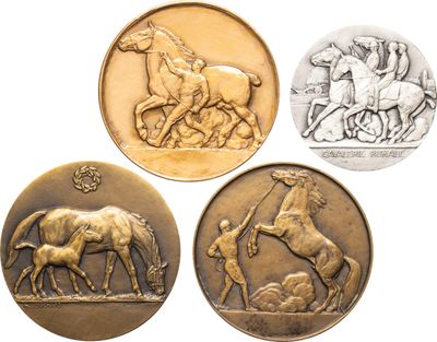 quatre types différents de médailles de bronze représentant des chevaux et des jockeys