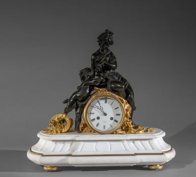 Pendule de cheminée en bronze doré et patiné reposant sur un…