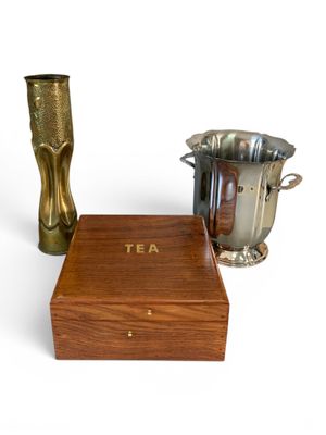 deux vases et une boîte posés sur une surface blanche