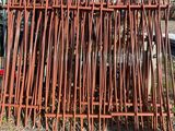 un gros tas de barres de fer rouillées au bord de la route