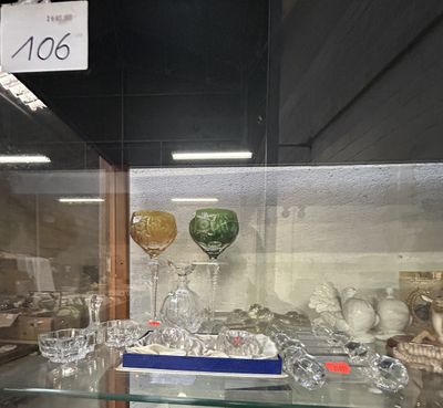 une vitrine contenant de nombreux objets en verre