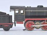 un petit train posé sur une surface blanche