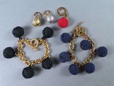 deux paires de boucles d'oreilles ornées de perles et de breloques posées sur une table