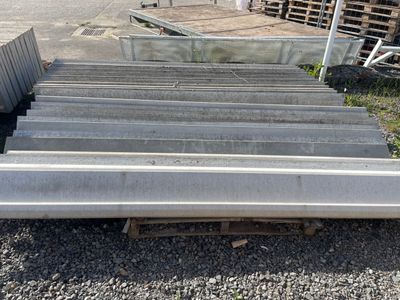 de nombreux escaliers en béton au bord de la route