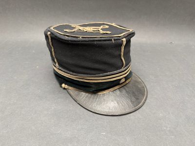 un chapeau noir orné d'un motif doré