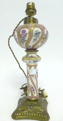 une lampe posée sur une table