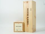 une boîte en bois avec une bouteille de vin à l'intérieur