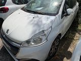 une petite voiture blanche garée sur un parking avec d'autres voitures