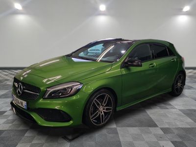 une Mercedes CLA verte garée sur un sol à damier