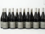un groupe de bouteilles de vin posées sur une table