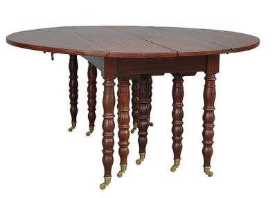 une table ronde à quatre pieds avec un plateau en bois