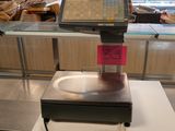 une photo d'une balance posée sur le comptoir d'un magasin