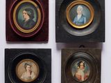 trois portraits encadrés de femmes, de couleurs et de styles différents