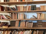 de nombreux livres qui se trouvent sur les étagères de la pièce