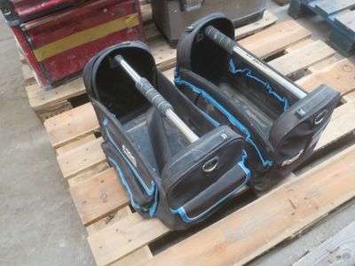 deux valises posées sur une palette à côté d'une paire de chaussures