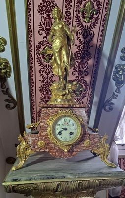 DEUX PENDULES en régule doré et marbre à décor "Premier frui…