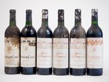six bouteilles de vin sont alignées sur une surface blanche