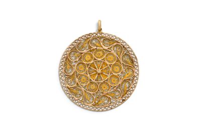 un pendentif en or et diamants de forme circulaire