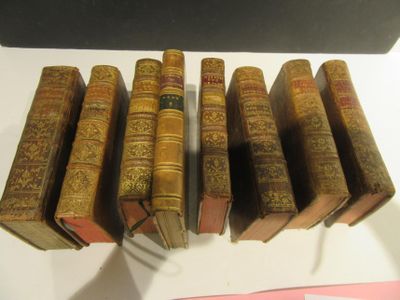 plusieurs vieux livres sont alignés sur une table