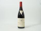 une bouteille de vin posée sur une table