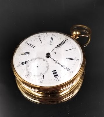 une montre de poche ancienne en or avec des chiffres romains sur le cadran