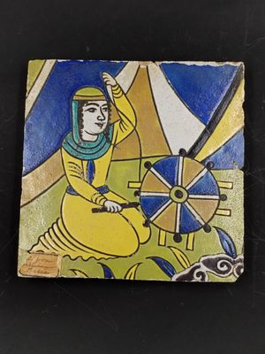 tableau représentant une femme assise sur une roue, avec un ciel bleu en arrière-plan