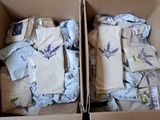 deux paquets de couches qui se trouvent dans un carton
